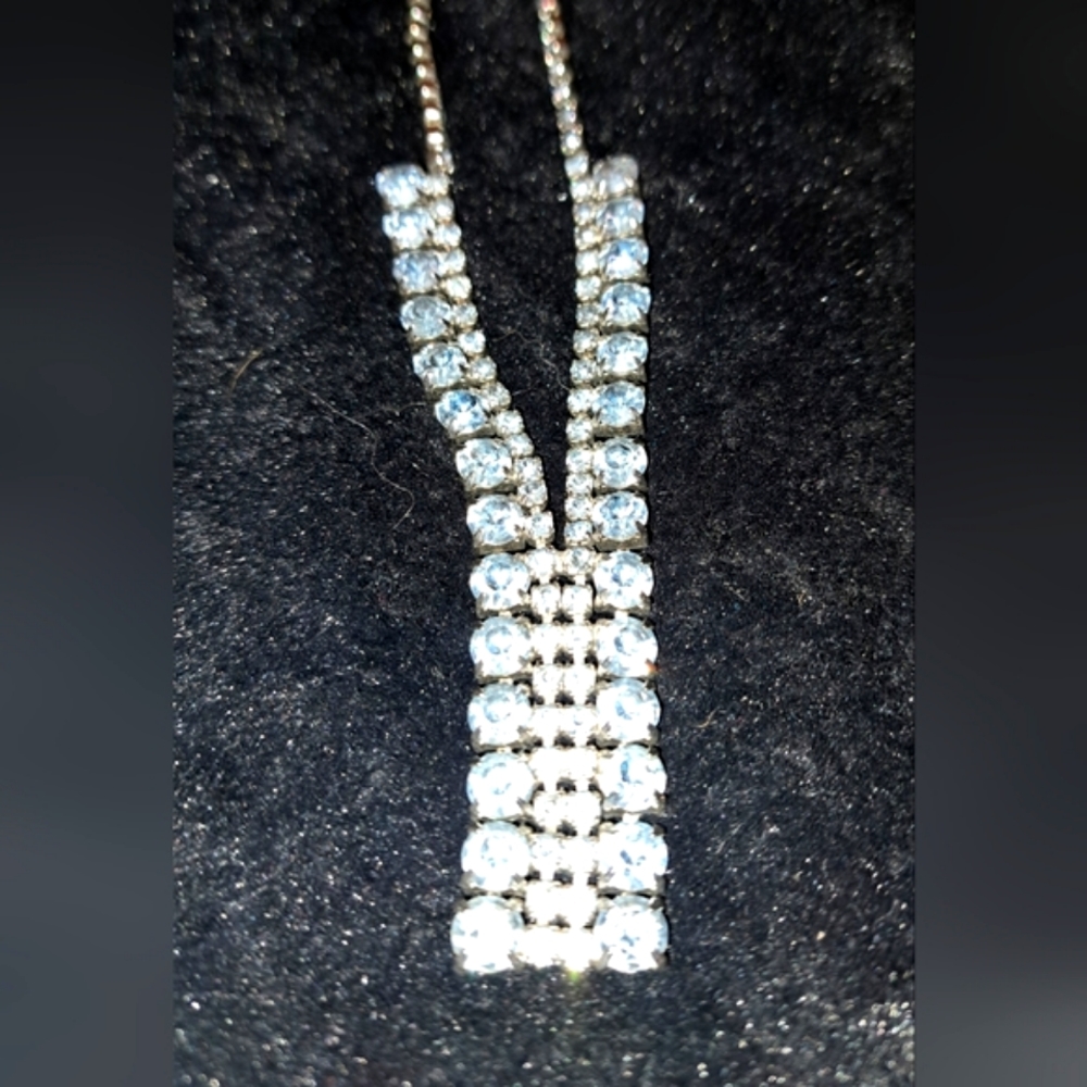 Sparkly blue neclace.